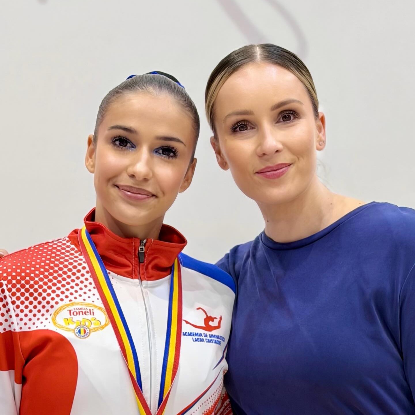 Ionescu Andra alături de antrenoarea Laura Ienac la concursul național de gimnastică de la Timișoara, 2025