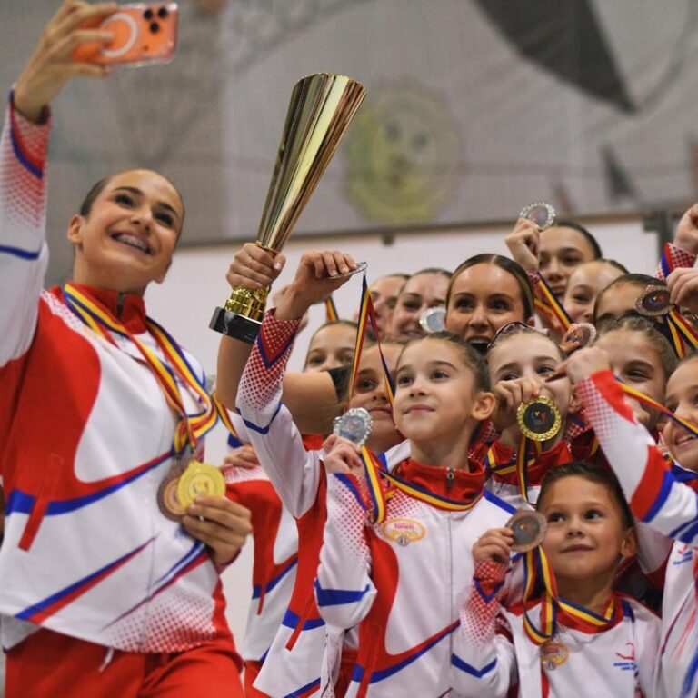 Ionescu Andra alături de echipa sa, sărbătorind cu medalii și cupa