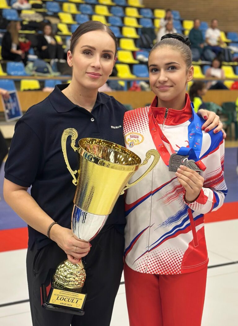 Ionescu Andra cu medaliile obținute, alături de antrenoarea Laura Cristache și cupa pentru locul I în clasamentul cluburilor