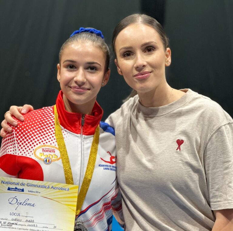 Ionescu Andra împreună cu Laura Ienac, antrenoarea sa de la Academia de Gimnastică Laura Cristache, la Cupa Iașului