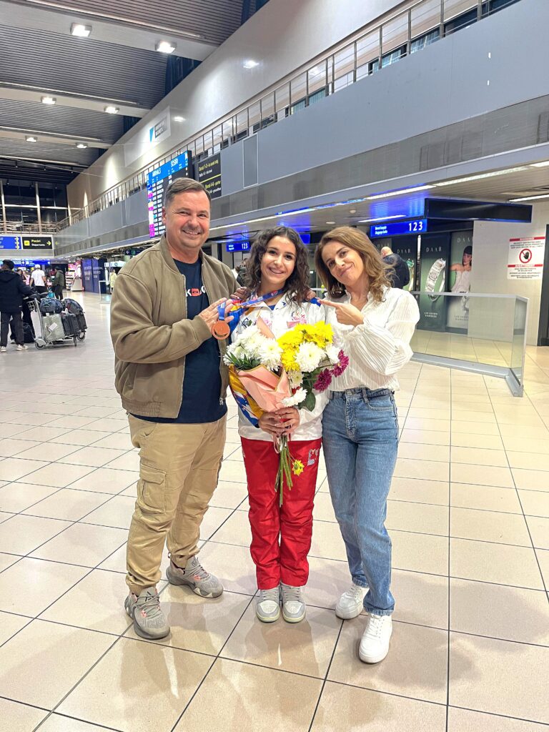 Ionescu Andra alături de părinții săi, în aeroport