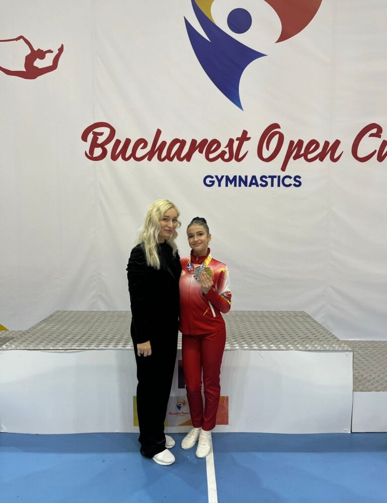 Andra Ionescu, gimnastă aerobică în lotul național de juniori al României, impreuna cu Madalina Cioveie, antrenoare la Academia de Gimnastica Laura Cristache