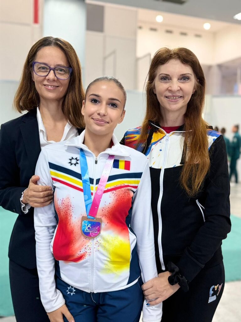 Ionescu Andra alături de antrenoarele Cristiana Spînu și Mariana Mezei la Plovdiv Cup